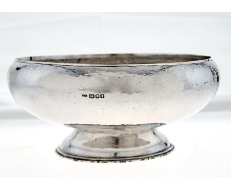 NORMAN R. G. POYNTON. AN ARTS AND CRAFTS SILVER ROSE BOWL, RAISED FROM THE FLAT, ON OGEE FOOT WITH SHAPED RIM, SILVER WIRE GR