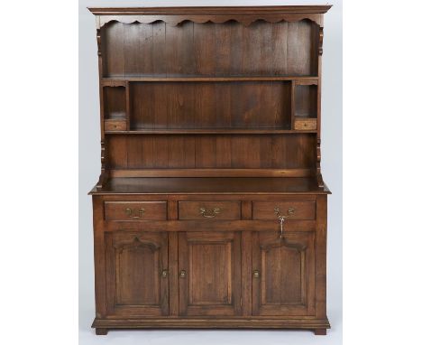 A REPRODUCTION OAK DRESSER IN MID 18TH C STYLE, MODERN, THE FLARED CORNICE ABOVE A SHAPED FRIEZE, THE PLANK BACK FITTED SHELV