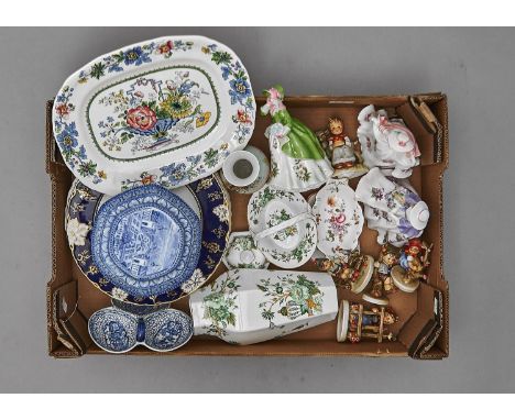 A ROYAL CROWN DERBY VINE MOULDED COBALT BORDER PLATE, DECORATED WITH A CENTRAL GROUP OF FLOWERS, A MALING BLUE PRINTED EARTHE