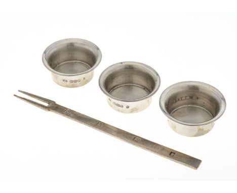 A GEORGE V SILVER REPLICA SUCKET FORK, BY FRANCIS HOWARD LIMITED, SHEFFIELD 1935, CASED AND A SET OF THREE MINIATURE SILVER B