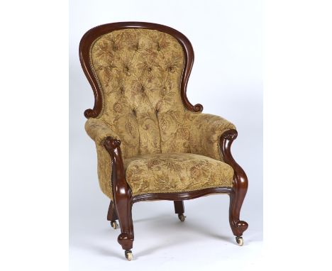 A REPRODUCTION MAHOGANY GENTLEMAN'S ARMCHAIR IN VICTORIAN STYLE, SCROLL MOULDED FRAME, BUTTON BACK ARMS AND SERPENTINE SEAT O