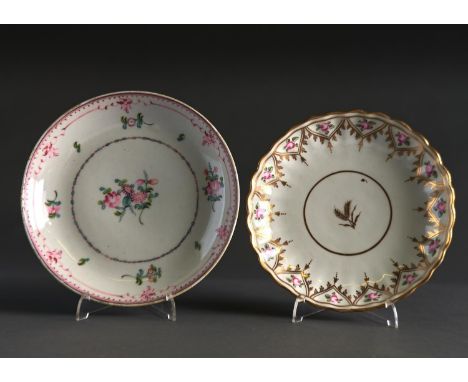 A NEW HALL FLUTED SAUCER DISH, PATTERN 83, C1785-90, ENAMELLED WITH SINGLE ROSES IN GILT LAPPETS, SCALLOPED RIM, 20CM DIAM AN