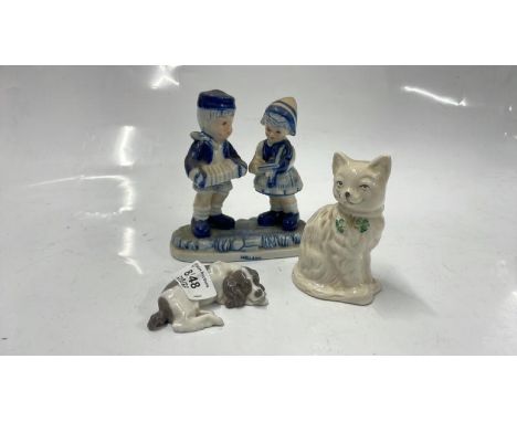 SMALL LLADRO RECUMBANT SPANIEL, BELLEEK SEATED CAT, DUTCH BLUE AND WHITE FIGURINE