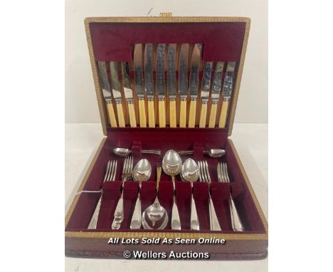 CASED SET OF SILVER PLATE KNIVES, FORKS AND SPOONS FOR 6 PLACE SETTINGS (ONE FORK MISSING) 