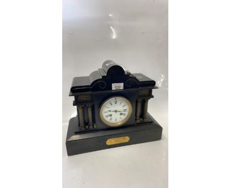 VICTORIAN BLACK SLATE MANTLE CLOCK WITH BRASS COLUMNS, 30CM