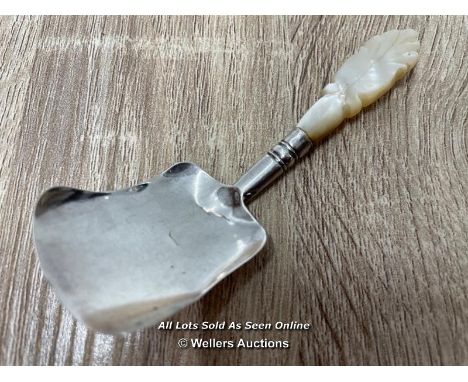 *1843 ANTIQUE SOLID SILVER &amp; NATURAL MOTHER OF PEARL TEA CADDY SCOOP/SPOON