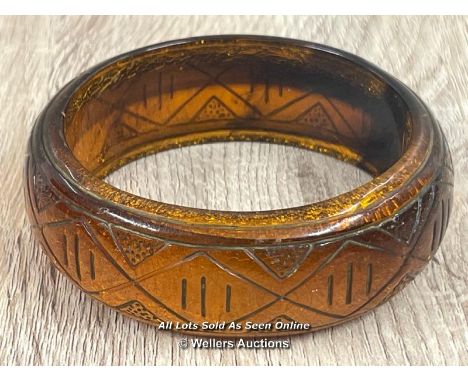 *BEAUTIFUL VINTAGE CHUNKY LUCITE BANGLE