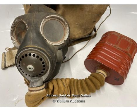 *WW2  ARMY RESPIRATOR DATED 1940