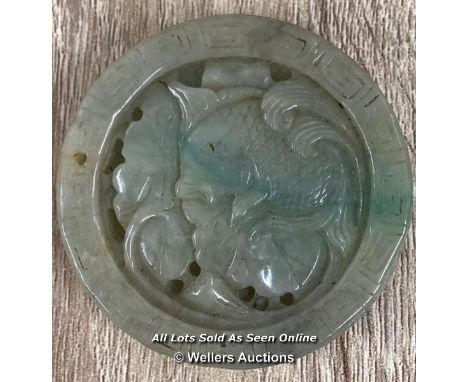 SMALL CHINESE JADE MEDALION CARVED WITH A FISH, 5.5CM DIAMETER 
