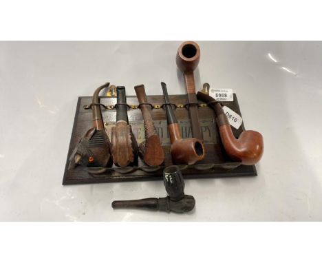 VICTORIAN OAK PIPE RACK WITH 7 ASSORTED PIPES