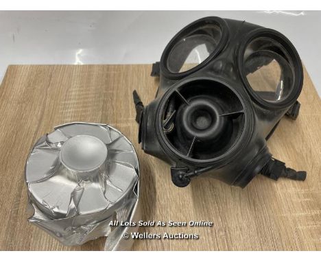 *BRITISH ARMY 1987 DATED RESPIRATOR / GAS MASK WITH UNUSED CANISTER. JXM