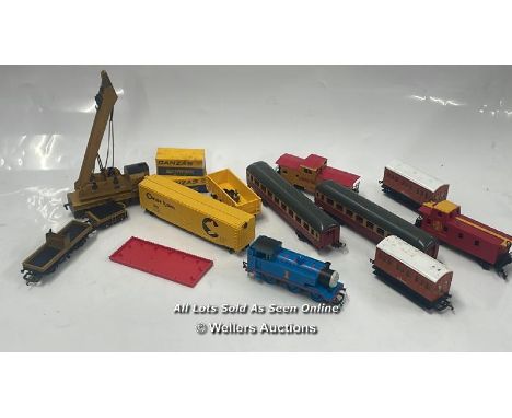 ASSORTED MODEL TRAINS INCLUDING HORNBY CRANE, BACHMANN CHESSIE SYSTEM, HORNBY THOMAS THE TANK ENGINE AND BACHMANN SANTA FE (1