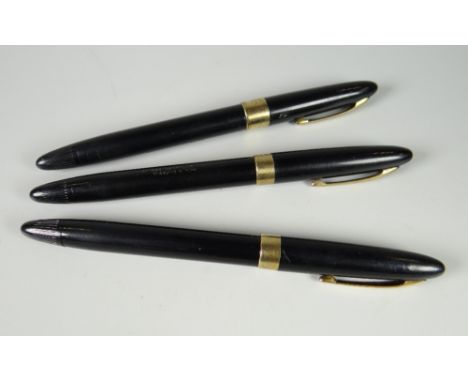 A VINTAGE BLACK (MISSING) WHITE DOT SHEAFFER SNOREL SIGNATURE FOUNTAIN PEN with 14ct two-tone Triumph nib together with two v