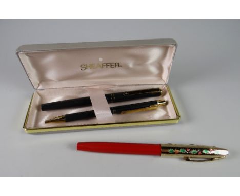 A VINTAGE 1970s GREY MATT SHEAFFER / SAILOR SENTINEL SLENDER FOUNTAIN PEN with gold plated steel nib & ballpoint pen set, in 