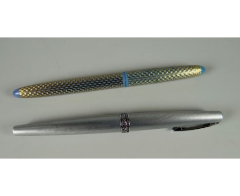 A VINTAGE GOLD PLATED PERIWINKLE LADY SHEAFFER SKRIPSERT VI FOUNTAIN PEN with enamelled finish with engraved paisley pattern,