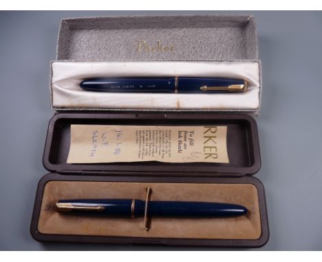 TWO VINTAGE BOXED BLUE PARKER DUOFOLD JUNIOR FOUNTAIN PENS both with gold plated trim & 14ct gold nib, chalk marks on barrel 