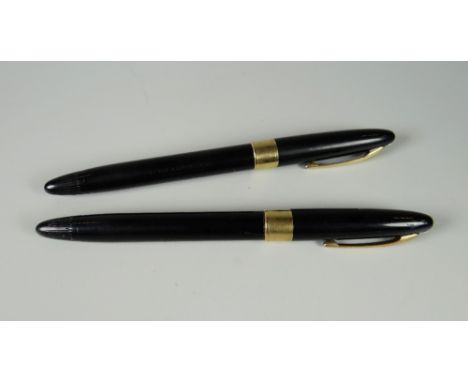 A VINTAGE BLACK WHITE DOT SHEAFFER SNORKEL STATESMAN FOUNTAIN PEN with 14ct gold open nib together with a vintage black white