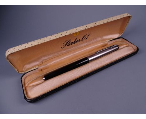 A VINTAGE BLACK PARKER 61 CLASSIC FOUNTAIN PEN with satin Lustraloy cap, in original box