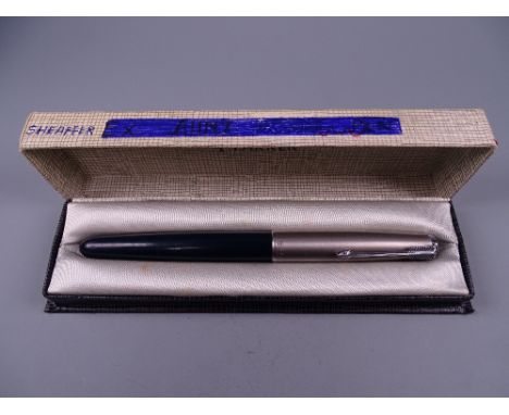 A VINTAGE BLACK PARKER 51 FOUNTAIN PEN with Lustraloy cap & chrome plated clip, in original box (defaced on front of lid)