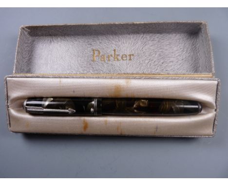 A VINTAGE MARBLED GREY PEARL PARKER VACUMATIC JUNIOR FOUNTAIN PEN with nickel trim & 14ct gold nib, in original box Condition