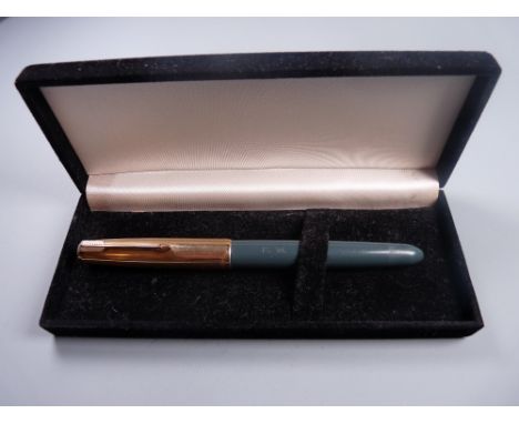 A VINTAGE BOXED NAVY GREY PARKER 51 FOUNTAIN PEN with Signet rolled gold cap & trim, 'I W' engraved to barrel