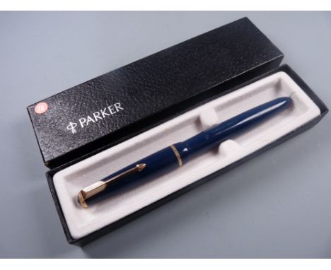 A VINTAGE BOXED BLUE PARKER DUOFOLD JUNIOR FOUNTAIN PEN with gold plated trim & 14ct gold nib