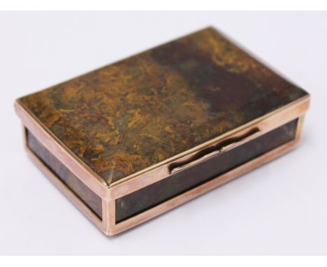 A yellow metal mounted agate snuff box circa 1800, length 7.5cm
