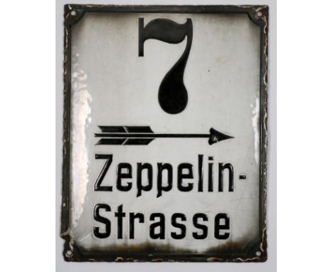 Zeppelin Sammlung.: Slg. verschiedener Memorablien um den Zeppelin u. 3 x Dornier.  16 Medaillen, 1 Holzdose datiert 1928 mit