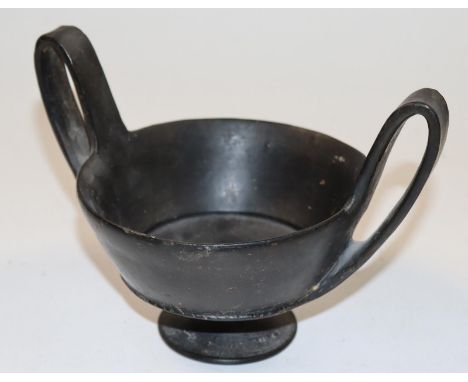 Kantharos,: Etruskisch 1./6.Jh. Chr. Bucchero Keramik. Doppelhenkelschale mit Scheibenfuß. Haarriss an Wandung. H: ohne Henke