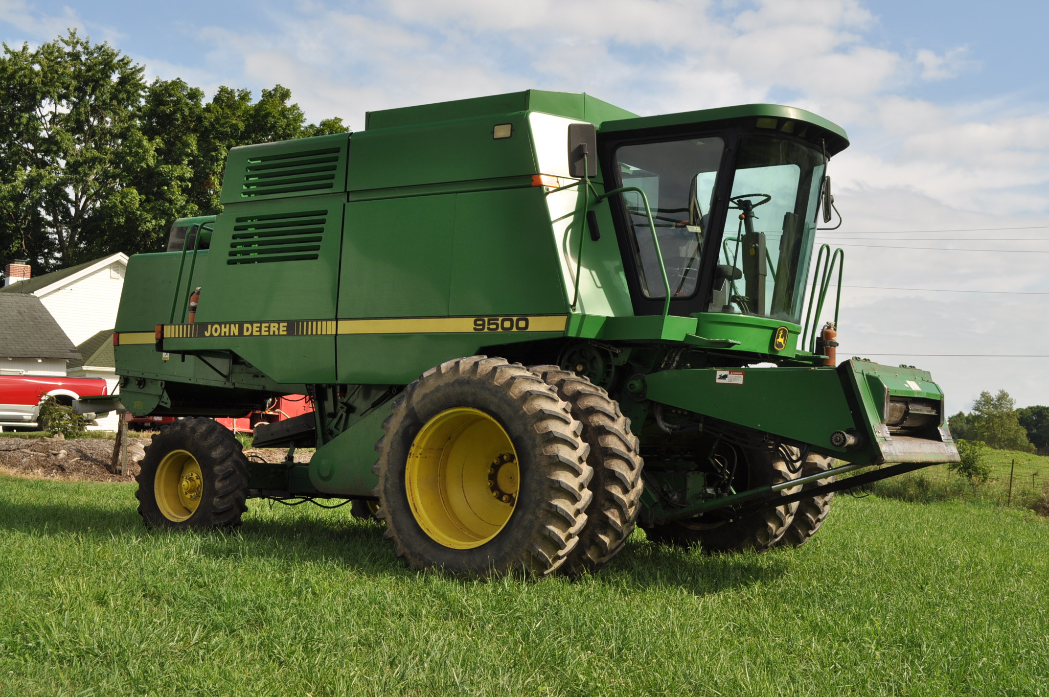 John Deere 9500 Combine, 5,528 E/ 3,606 S hours, Vittetoe chaff