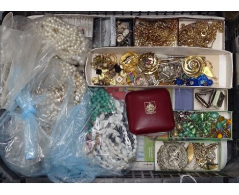 A tray of mixed costume jewellery, pearl necklaces etc 