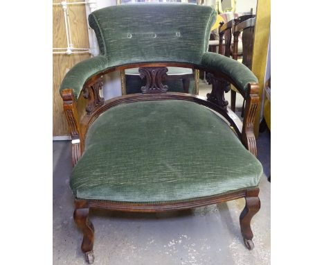 An Edwardian button-back upholstered bow-arm tub chair 