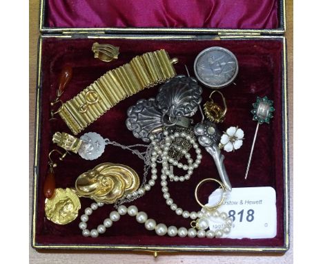 A collection of Victorian and later jewellery, to include a pearl necklace, silver brooches etc 