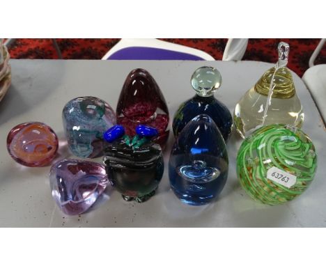 3 Caithness Glass pebble paperweights, 2 Wedgwood paperweights etc 