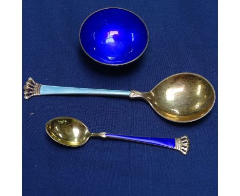 2 silver-gilt and enamelled spoons with crown finials, and a silver and blue enamel bowl 