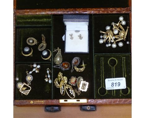 A tray of costume jewellery, to include 9ct gold and pearl-mounted earrings, Sphinx clip-on earrings, Trifari jewellery etc 