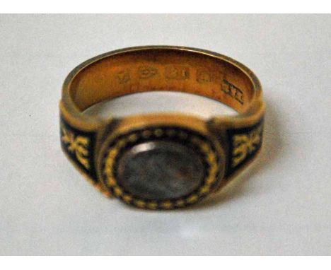 A Victorian Mourning Ring, 18ct gold, centrally set with a glass panel and plaited hair beneath and to back of shank, black e