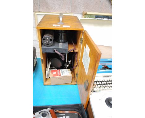 1940'S BECK TEXTILE MICROSCOPE WITH EDISWAN POINTOLITE LAMP WITH RHEOSTAT &amp; CARBON ARC BULB IN WOODEN CASE  