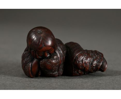 Kirschholz Netsuke "Schlafender Shojo", fein geschnitzt, schöne Gebrauchspatina, sign. in ukibori: Tadatoshi, L. 4,3cm, Prove