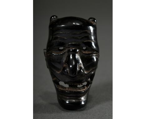Masken Netsuke "Dämon", verso Steg mit Himotoshi, dunkel gebeiztes und poliertes Holz, 5,4x3,1cm, Tragespuren