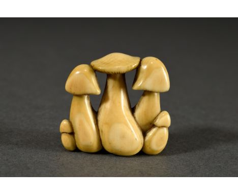 Elfenbein Netsuke "Pilze", sign. 吉忠 Yoshitada, Japan 19.Jh., Himotoshi mit Tragespuren, schöne Patina, H. 3,4cm, Genehmigung 