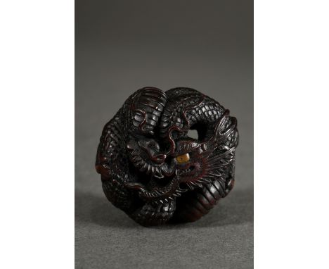 Buchsbaum Netsuke "Rundgelegter Drache" in Manju Form, eingelegtes Auge aus hellem Horn, sign. Toyokazu, Ø 3,5cm, Provenienz: