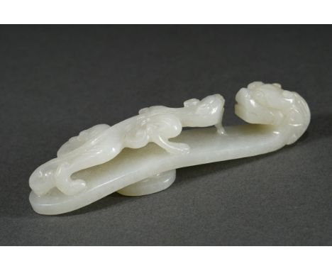 Heller Jade Gürtelhaken "Drachenkopf und Qilong", China 18.Jh., L. 8,7cm, Vgl.: Ming Wilson, Chinese Jades, V &amp;amp; A 200