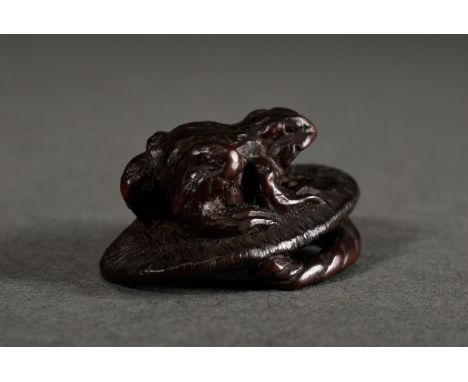 Kleines Buchsbaum Netsuke "Frosch auf umgekehrt liegender Sandale", sehr ausdrucksstark, sign. Kokei, 1,6x3,5cm, Provenienz: 