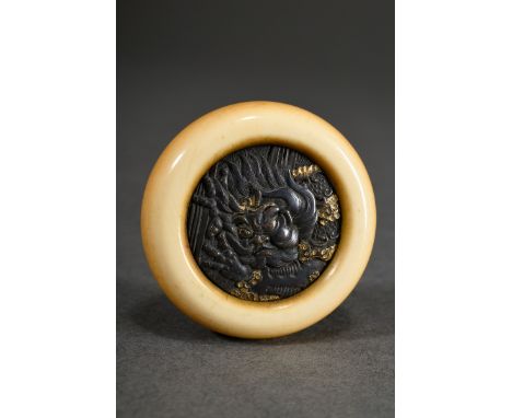 Kagamibuta Netsuke mit Kapsel aus Elfenbein und Metallplatte mit Goldeinlage "Windgott Futen", um 1850, Ø 3,8cm, etwas berieb
