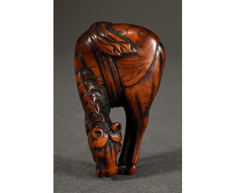 Altes Buchsbaum Netsuke "Grasendes Pferd" mit fast abgeriebenem graviertem Fell, Rückseite mit Gebrauchspatina, H. 5,7cm, Pro