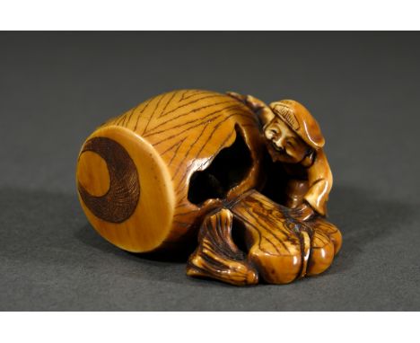 Elfenbein Netsuke "Daikoku mit riesigem morschen Glückshammer", patiniert, Ritzsignatur, 4x5x2,5cm, Genehmigung nach Art. 10d