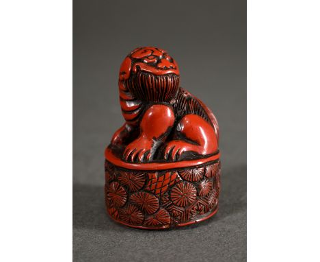 Rotlack Siegel Netsuke "Shishi auf von Bambus und Chrysanthemen umgegebenen Sockel", fein und detailreich geschnitzt, Schrift