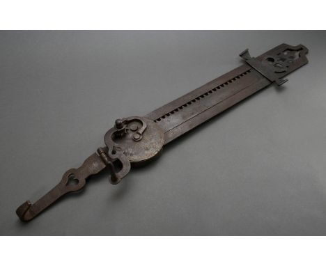 Schmiedeeisen Kaminsäge mit mechanischer Höhenverstellung per Kubel, Rad mit eingelegtem Gelbguss Monogramm und Jahreszahl "M