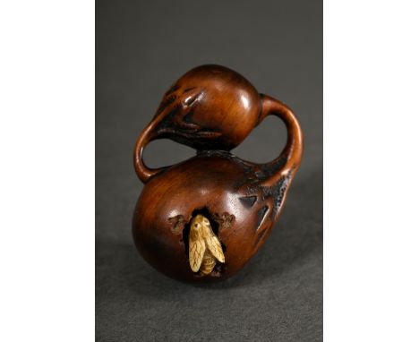 Buchsbaum Netsuke "Kleine und große Aubergine", mit einer Wespe aus Hirschhorn in die große Aubergine eingearbeitet, Stiele b